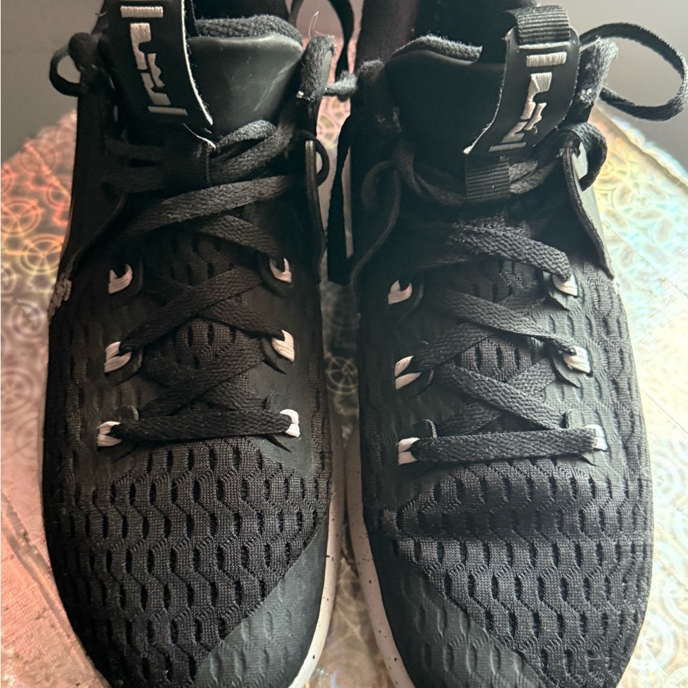 Men's Black and white Nike Lebron 16 basketball trainers